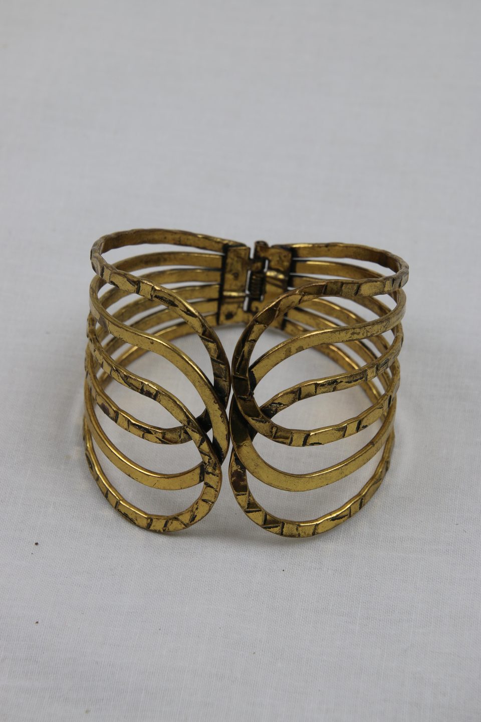 Bracelet manchette doré ajouré
