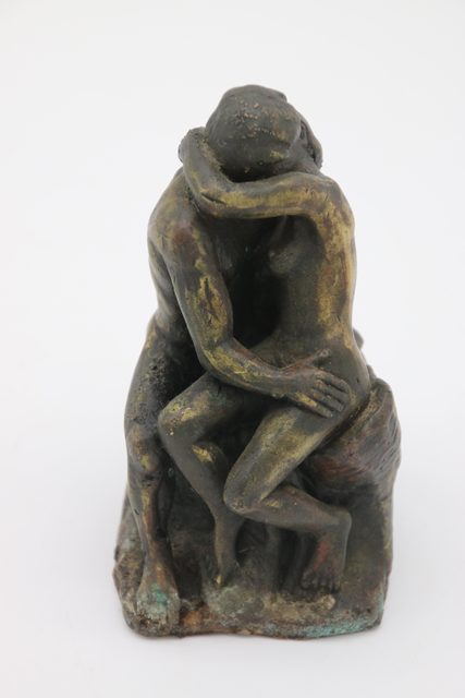Sculpture décorative couple enlacé marquée BRONZE