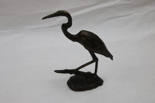 Statuette de héron en métal patiné