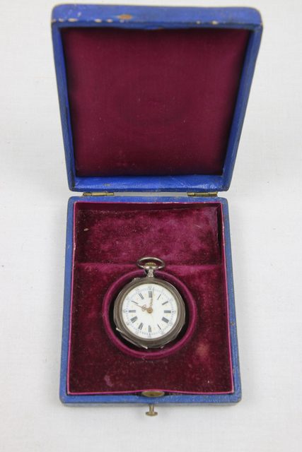 Montre de poche ancienne à boîtier floral avec écrin